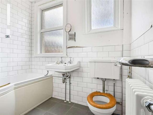 6 bed house for sale
