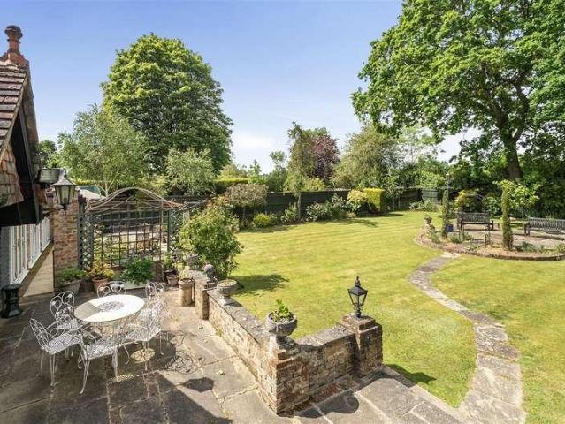 6 bed house for sale