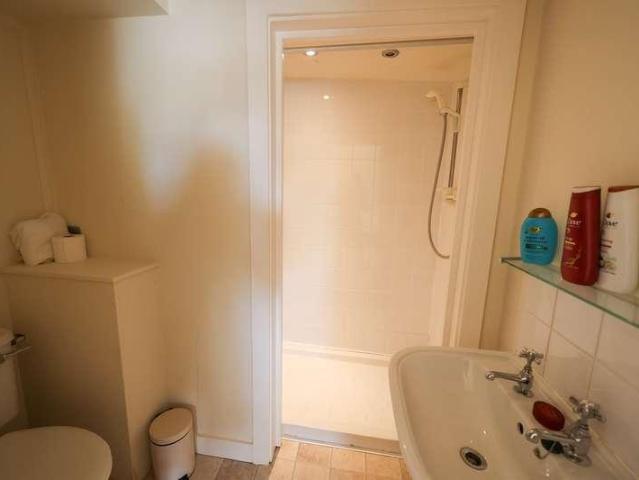 6 bed house for sale