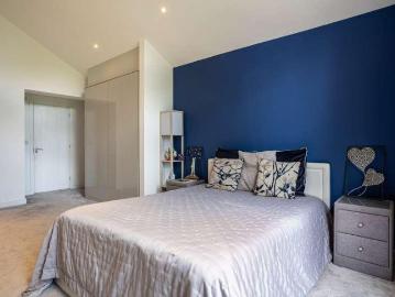 6 bed house for sale