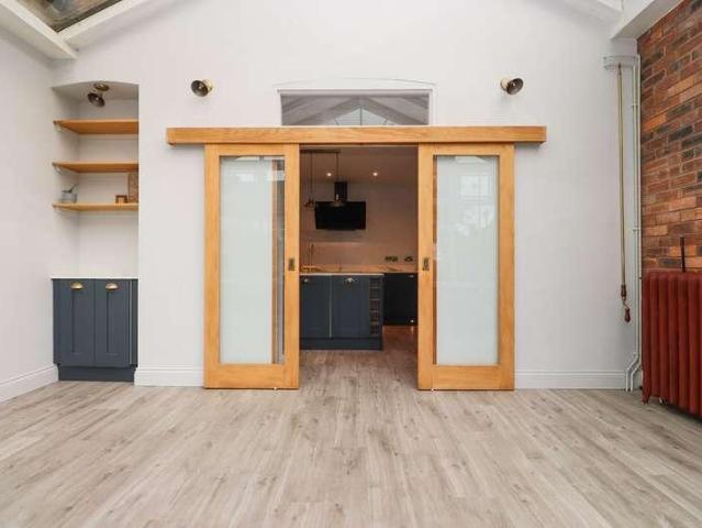 6 bed house for sale
