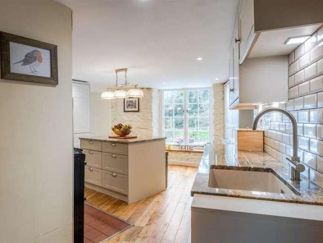 6 bed house for sale