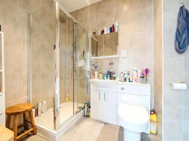 6 bed house for sale
