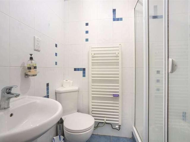 6 bed house for sale