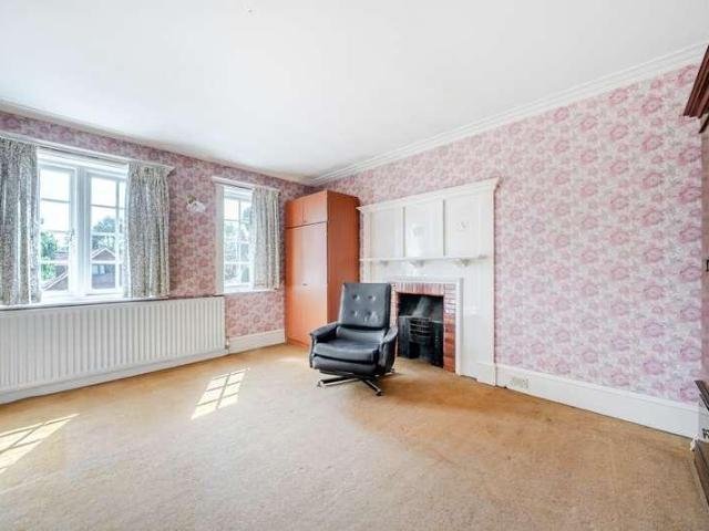 6 bed house for sale