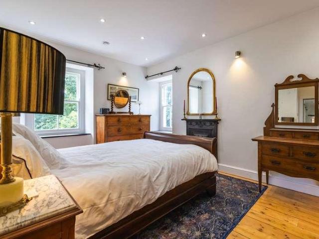 6 bed house for sale