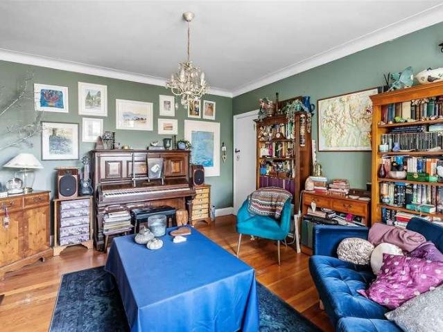 6 bed house for sale