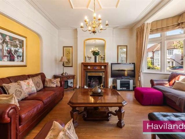 6 bed house for sale