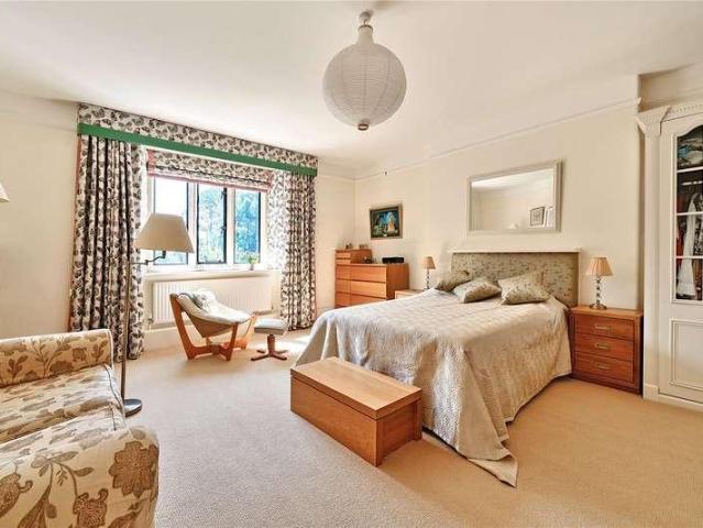 6 bed house for sale