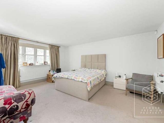 6 bed house for sale