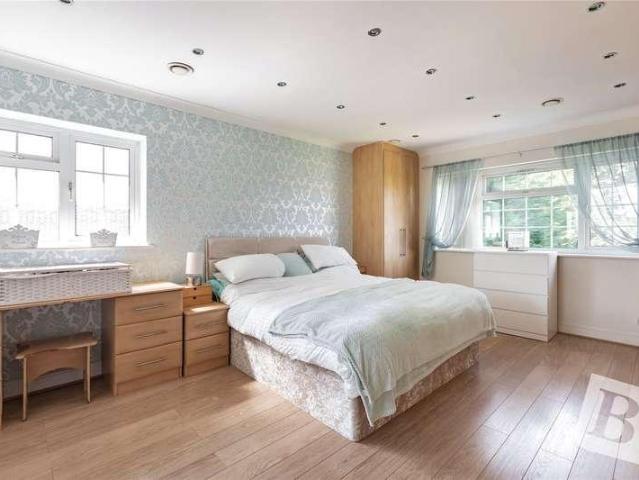 6 bed house for sale