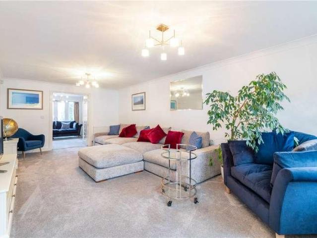 6 bed house for sale