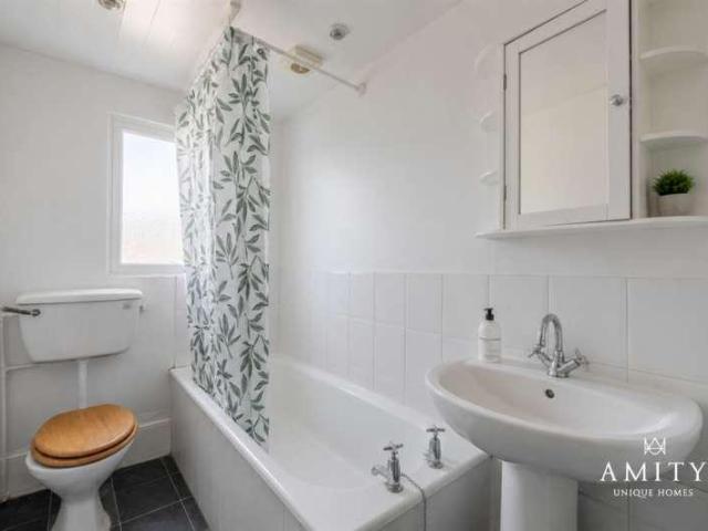 6 bed house for sale