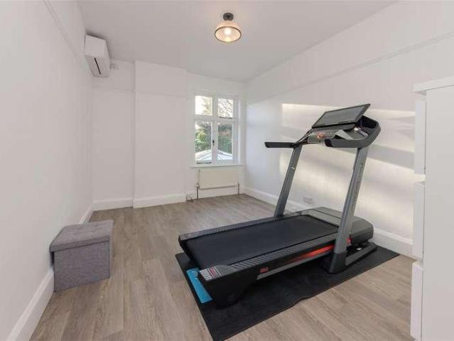 6 bed house for sale