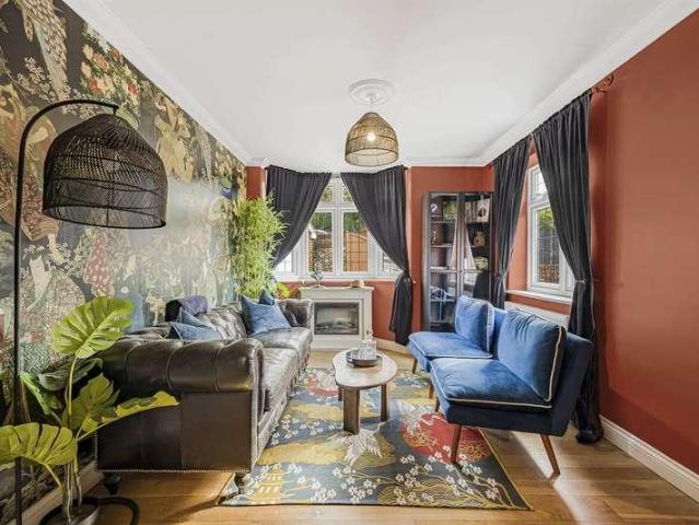 6 bed house for sale