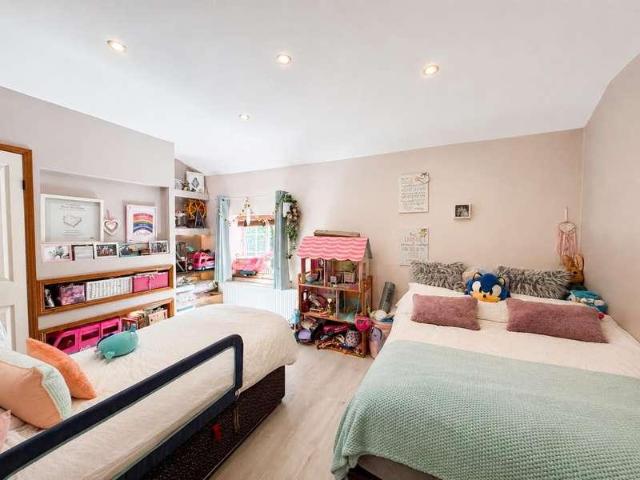 6 bed house for sale