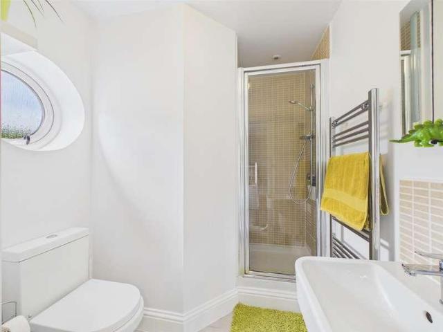 6 bed house for sale