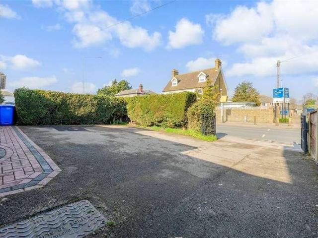 6 bed house for sale