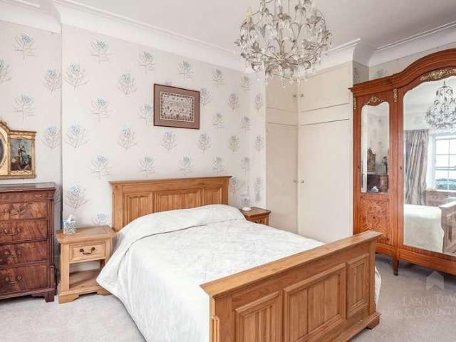 6 bed house for sale