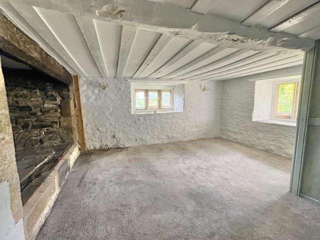 6 bed house for sale