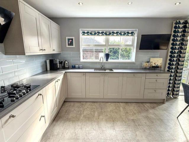 6 bed house for sale