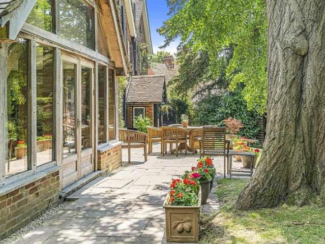 6 bed house for sale