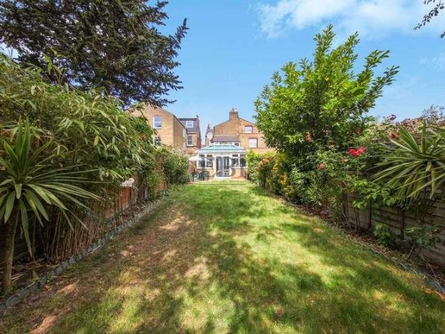 6 bed house for sale