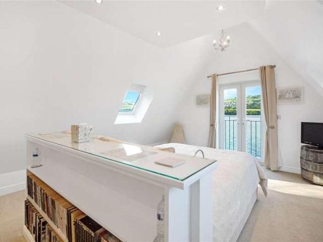 6 bed house for sale