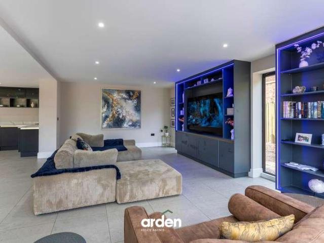 6 bed house for sale