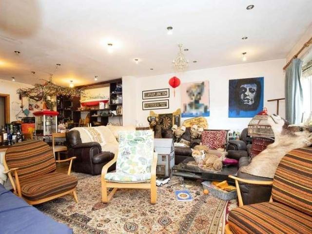 6 bed house for sale