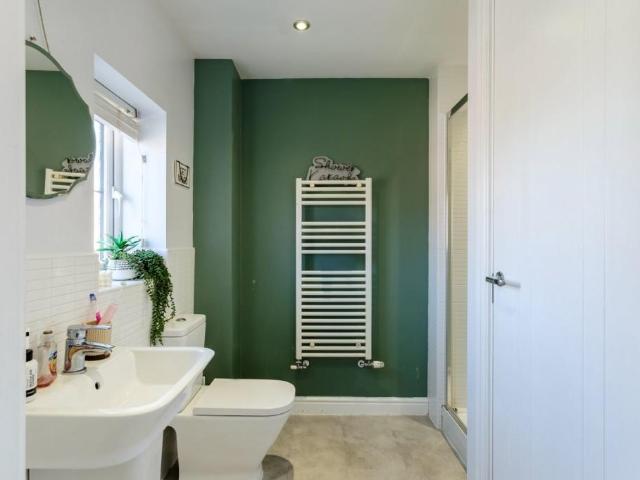 6 bed house for sale