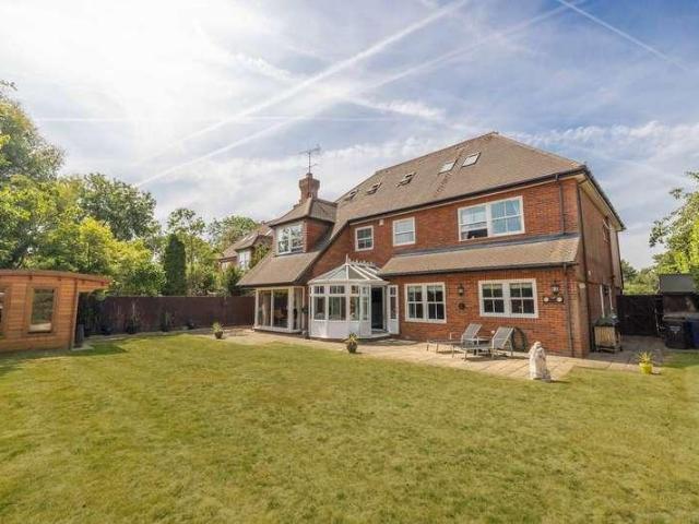 6 bed house for sale