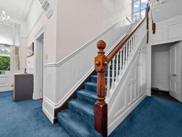 6 bed house for sale