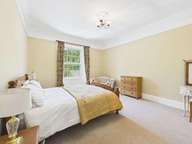 6 bed house for sale