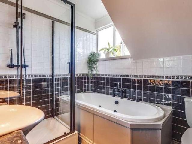 6 bed house for sale