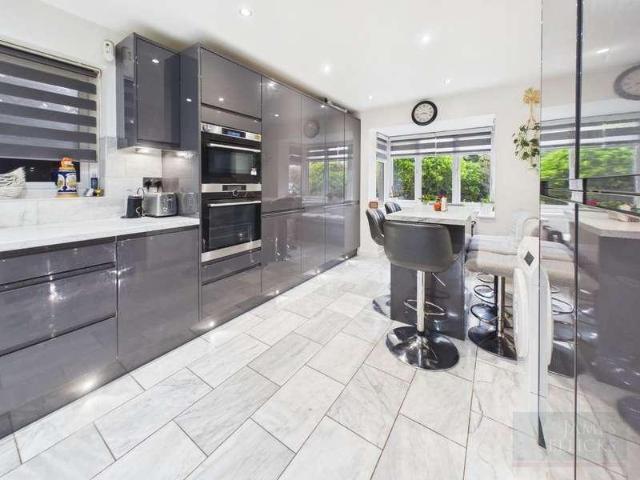 6 bed house for sale