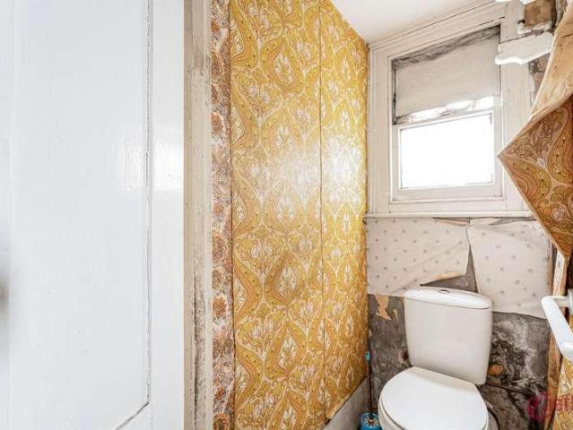 6 bed house for sale