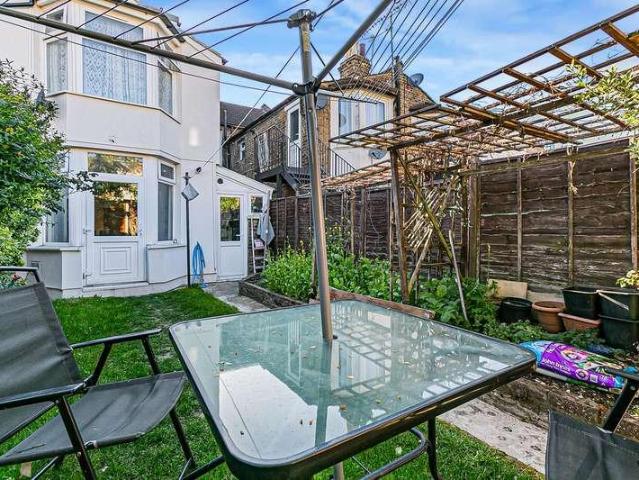 6 bed house for sale