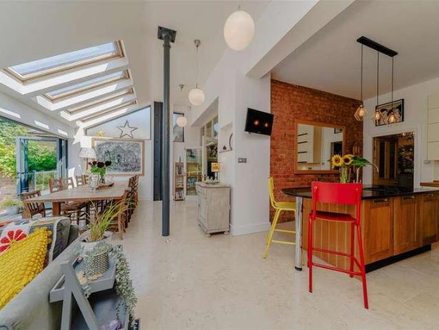 6 bed house for sale