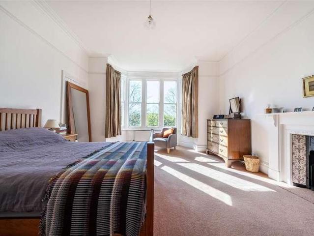 6 bed house for sale