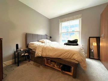 6 bed house for sale