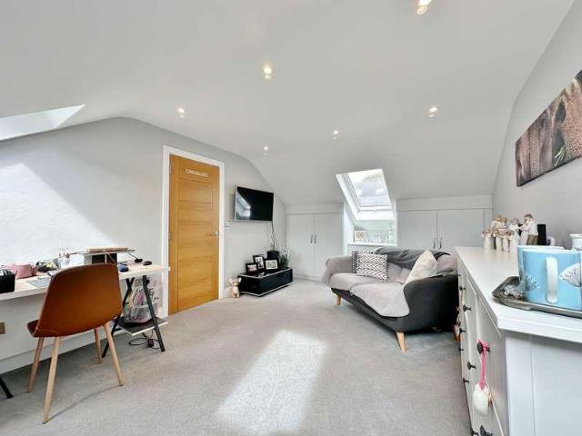 6 bed house for sale