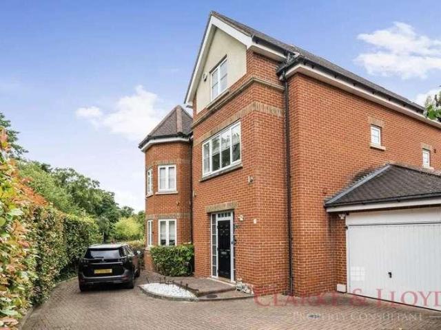 6 bed house for sale