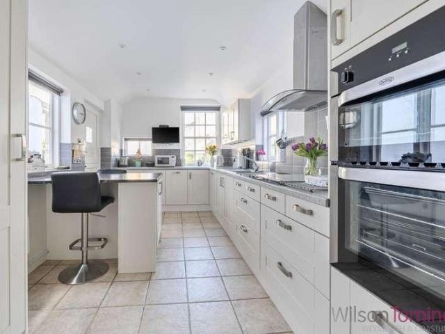 6 bed house for sale