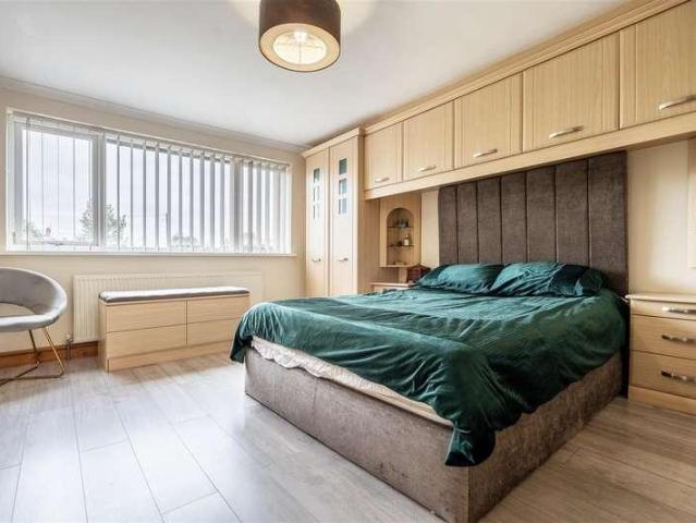 6 bed house for sale