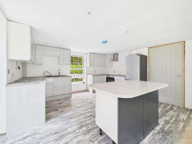 6 bed house for sale