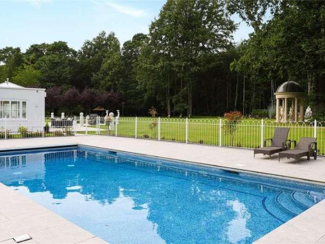 6 bed house for sale