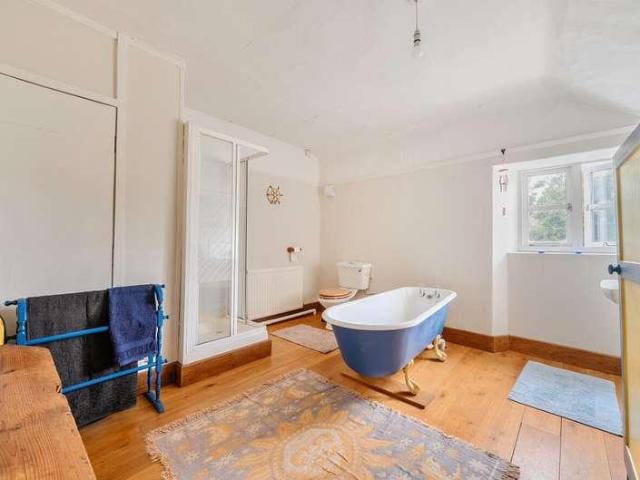 6 bed house for sale