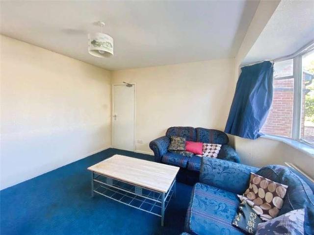 6 bed house for sale