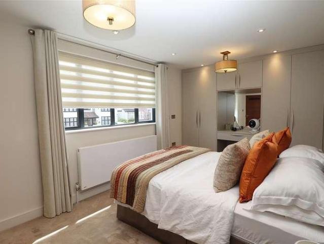 6 bed house for sale